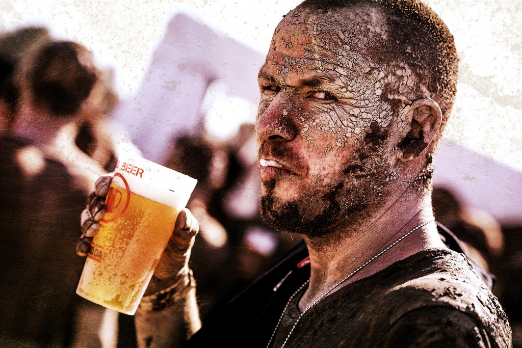 Un Mud Guy disfrutando de su merecida Mud Beer, el primer detalle de la organización con sus finishers.