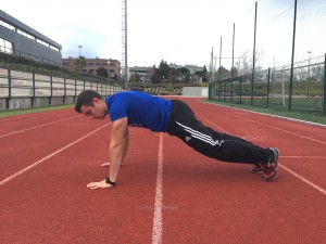 Jorge Rey haciendo ejercicios de flexiones