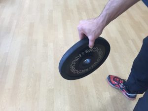 Jorge Rey mejora su fuerza de agarre con este ejercicio en pinza con un disco