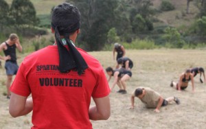 Voluntario en una Spartan race